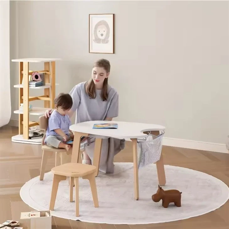 Mesa de juego y sillas para niños pequeños.
