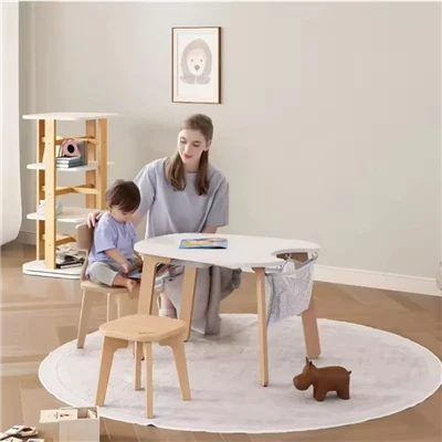 Mesa de juego y sillas para niños pequeños.