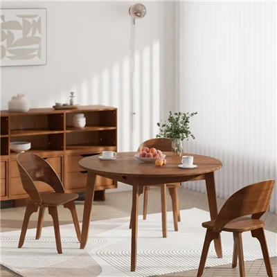 Mesa de comedor y sillas de madera.